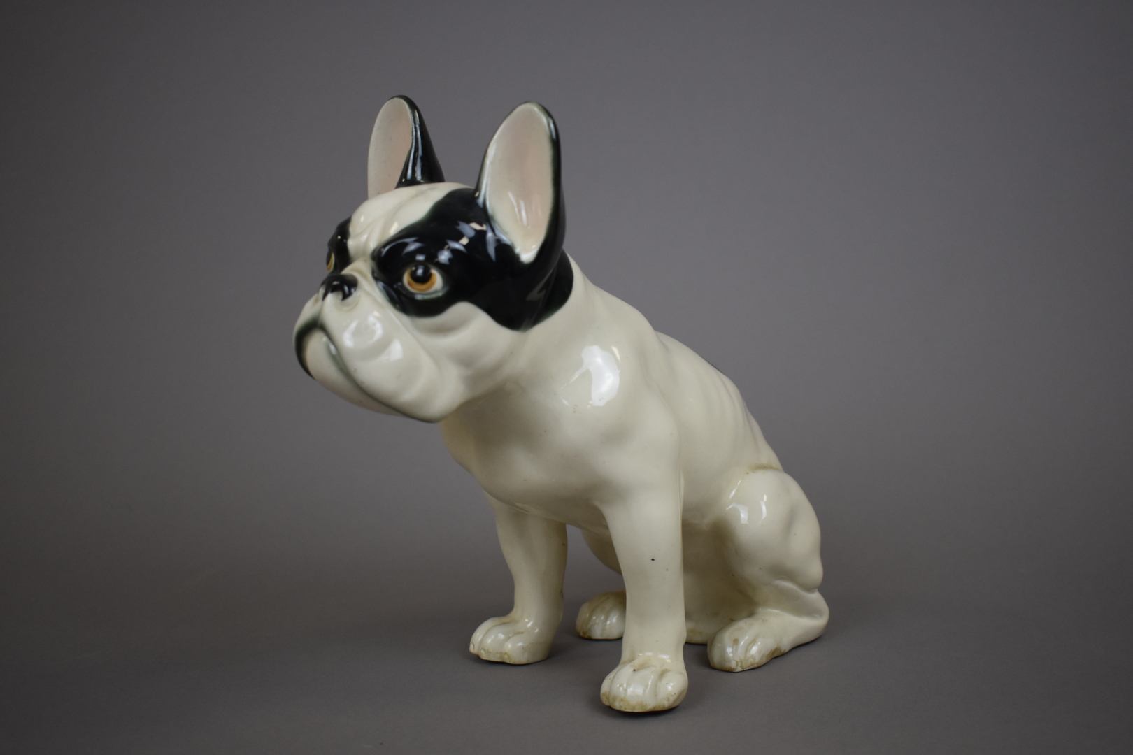 Bouledogue en céramique émaillée noir et blanc. XXe siècle. Haut. 25